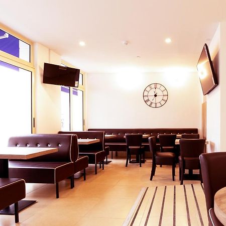 Le Theatre Hotel Suresnes Exterior photo